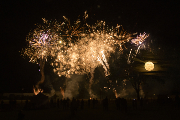 La flamme Olympique, le Village Olympique et le feu d'artifice