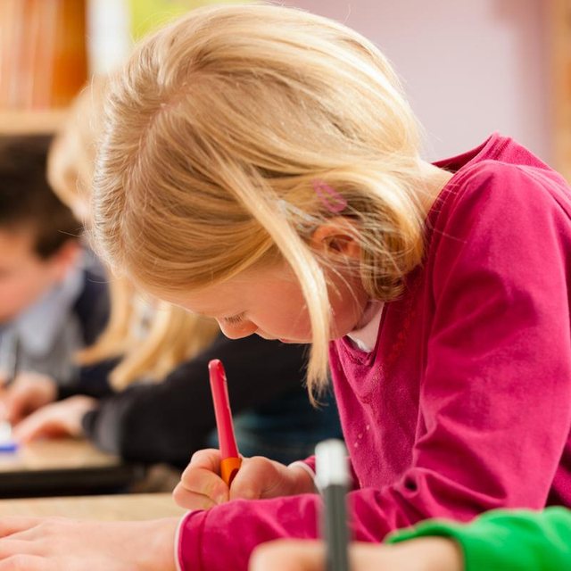 Schüler in der Schule machen Hausaufgaben