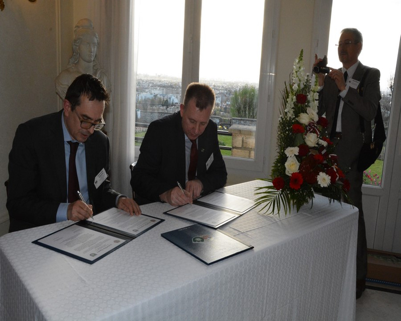 Signature de la charte du jumelage de Tukums et Chennevières